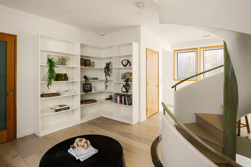 Oceanfront 4 Bedroom Home Venice Beach - Built-In Library Shelving
