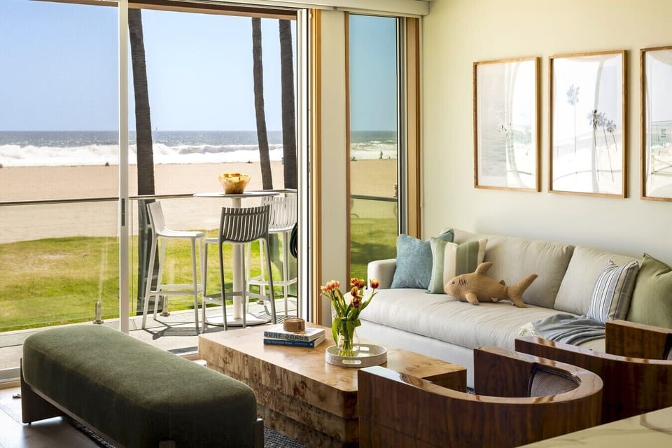 Oceanfront 4 Bedroom Home Venice Beach - Cozy Lounge with Crashing Wave Views