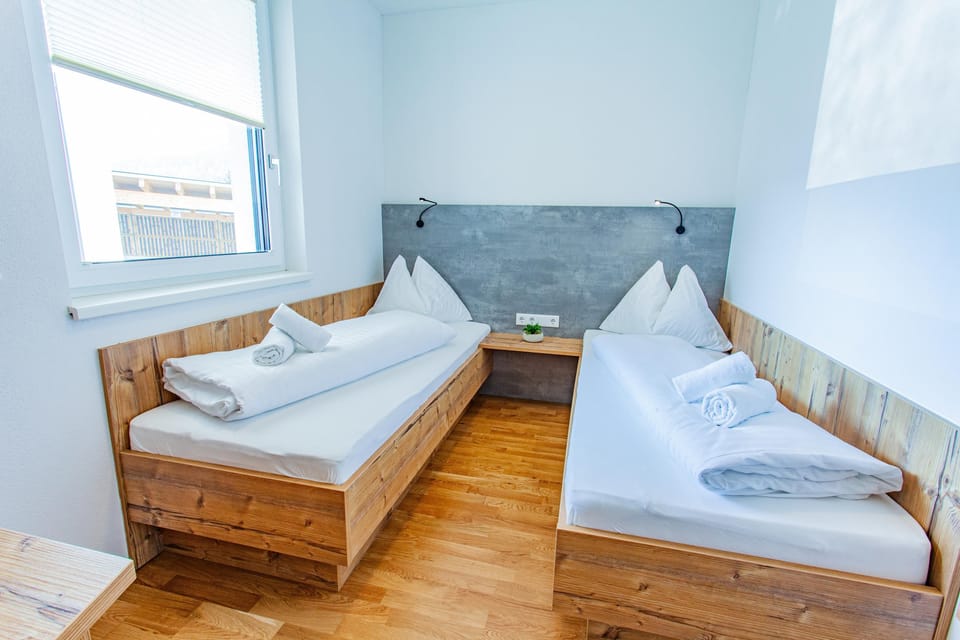 Bedroom 2, 2 single beds