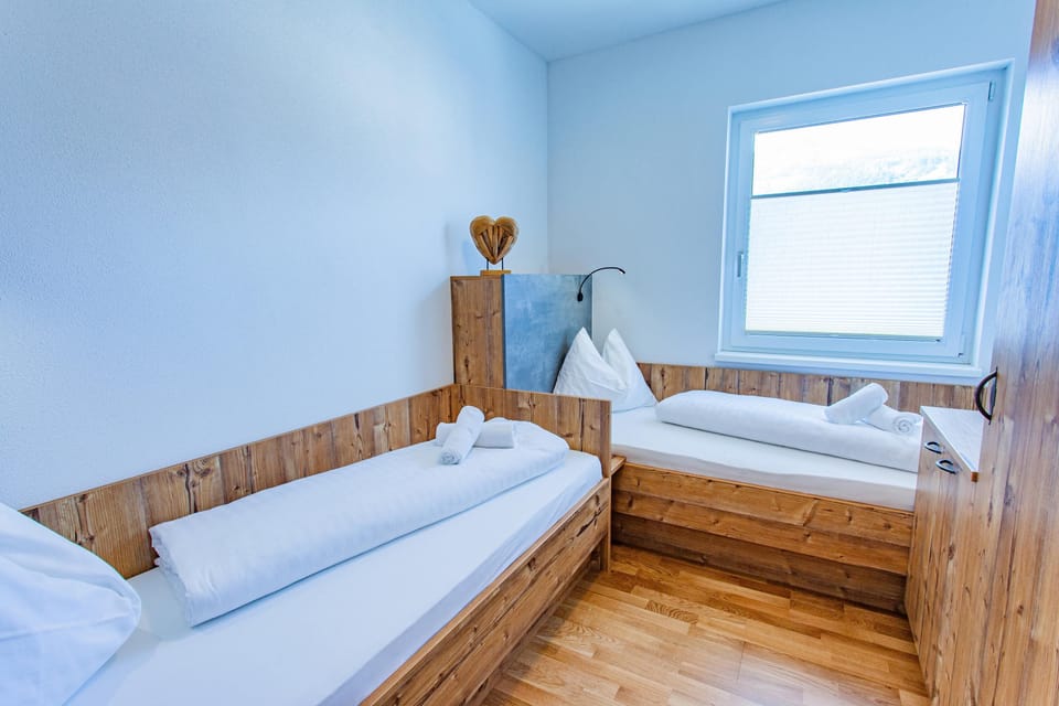 Bedroom 2, 2 single beds