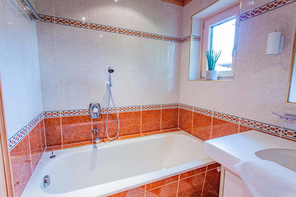 Bathroom 1, bathtub