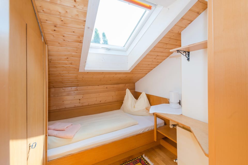 Bedroom 2, single bed