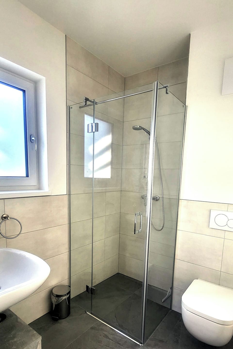 Bathroom 2, shower and toilet