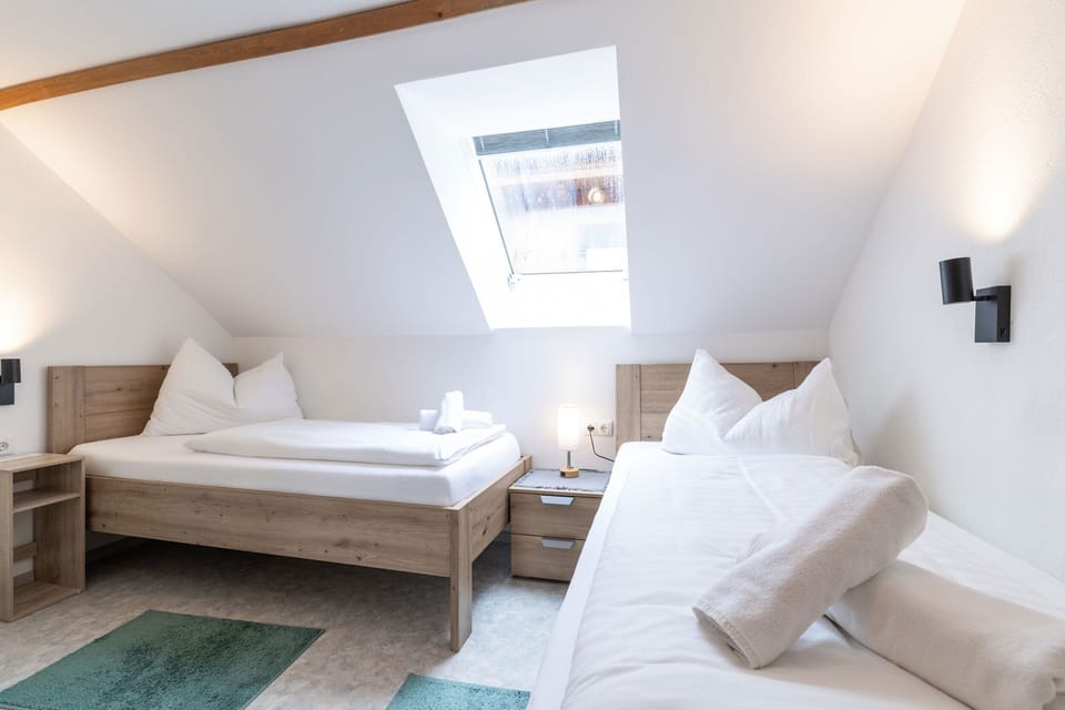 Bedroom 2, 2 single beds