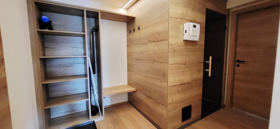 Entrance area with coat check
