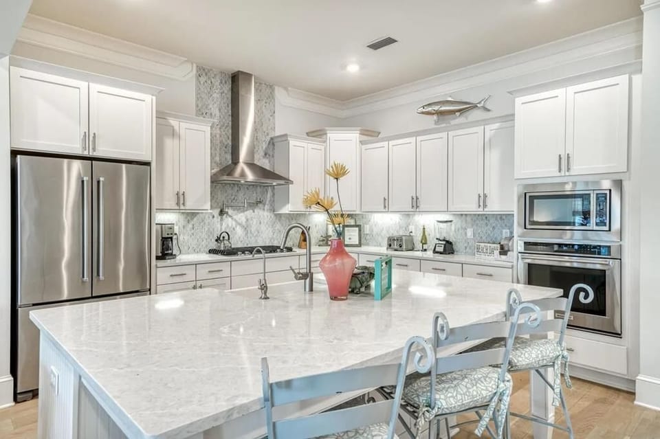 Kitchen with Breakfast Bar