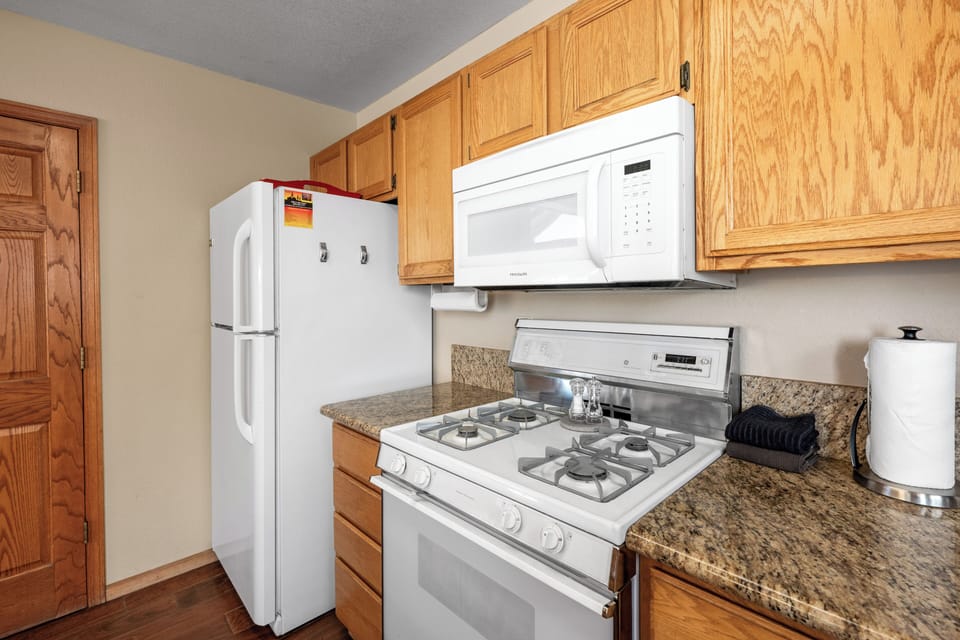 Kitchen - Full Kitchen with Dishwasher, Keurig and Drip coffee maker, all the necessities!