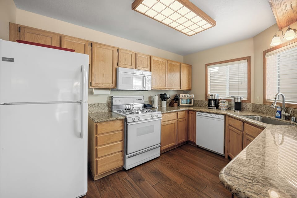 Kitchen - Full Kitchen with Dishwasher, Keurig and Drip coffee maker, all the necessities!