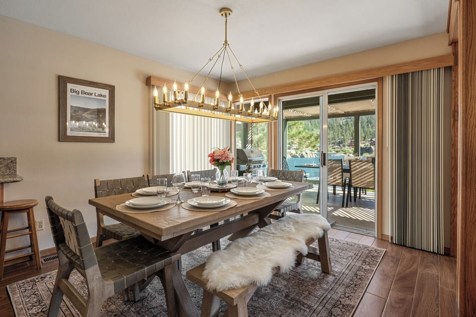 Dining Area - Comfy Dining Area with plenty of seating, natural light, and lake views
