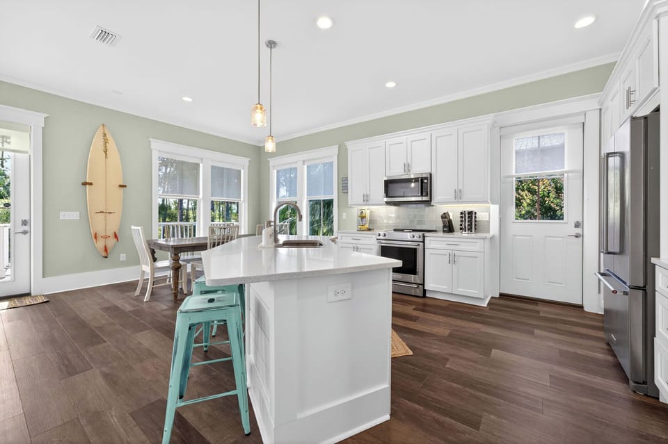 Fully stocked kitchen with all major appliances