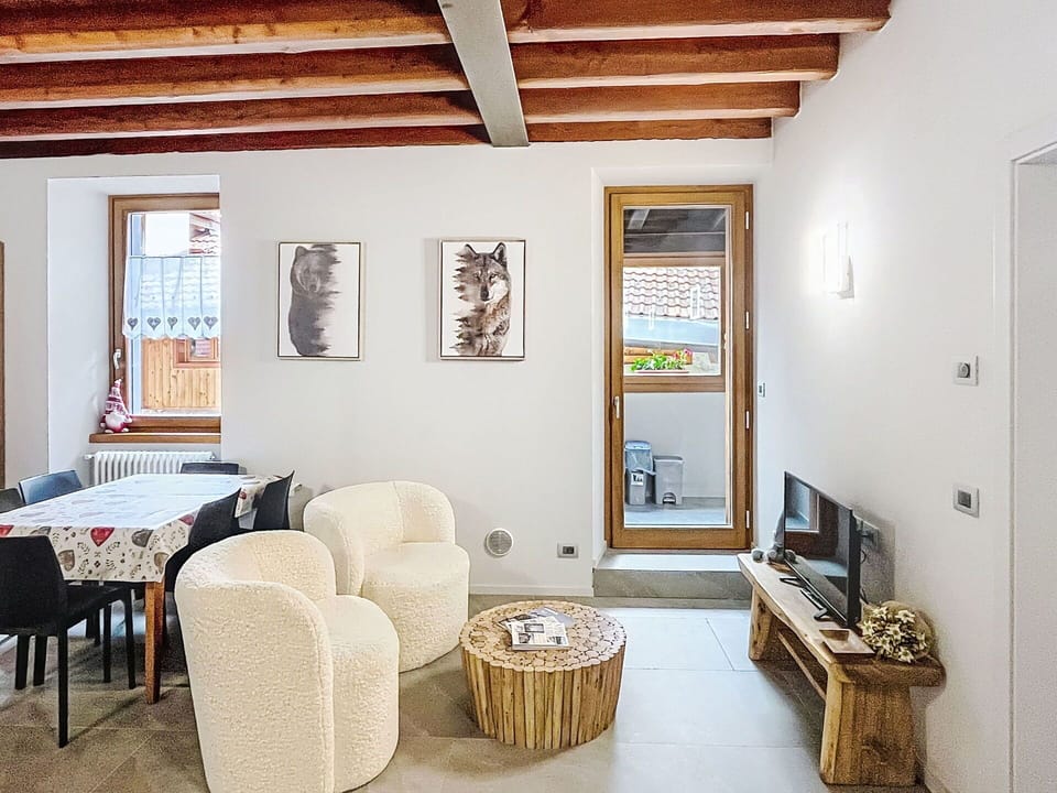 Wall, Interior Design, Flooring, Wood, Floor, Furniture, Ceiling, Room, Home, Apartment