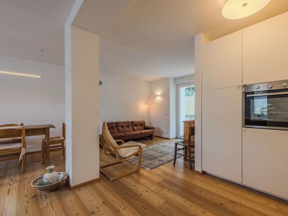 Flooring, Floor, Interior Design, Wood Flooring, Wall, Wood, Ceiling, Furniture, Laminate Flooring, Room