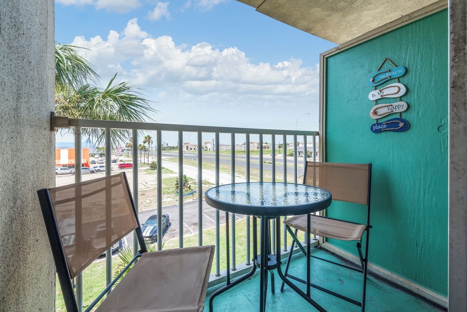 Balcony w/ Outdoor Seating