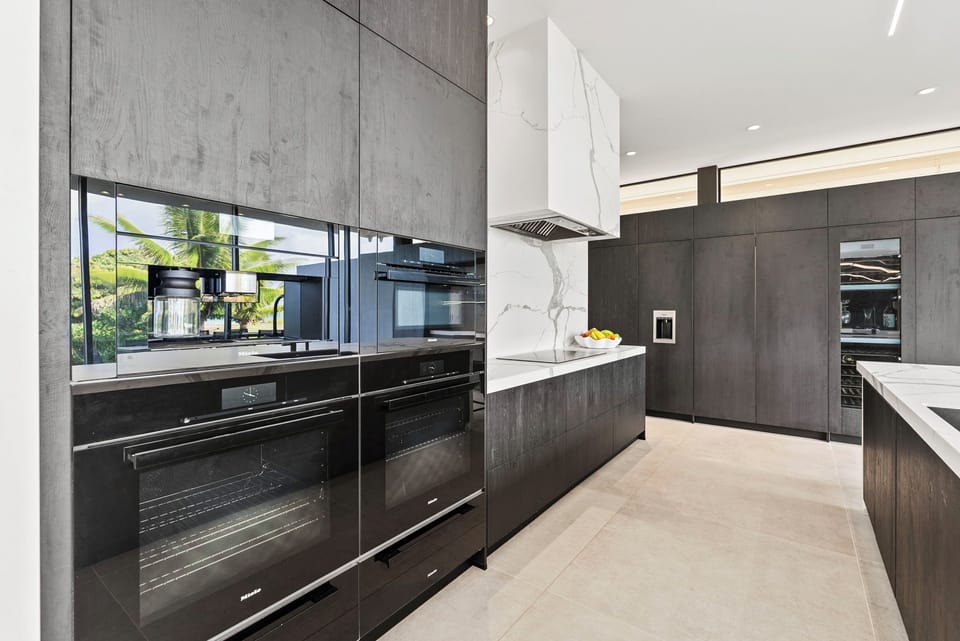 From casual breakfasts to catered dinners, this kitchen makes hosting effortless.