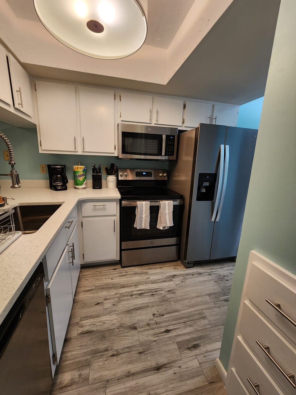 Fully functional, stove, oven, dishwasher, refrigerator with ice maker