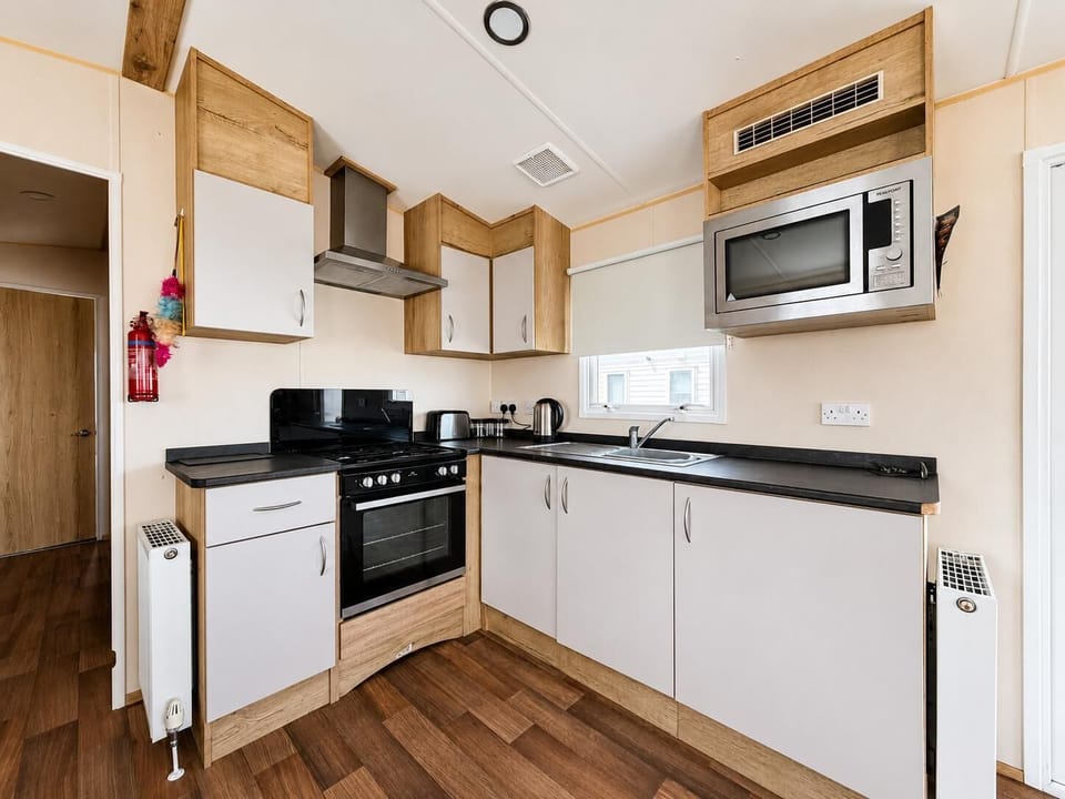 The kitchen in this caravan is supplied with all the basic cooking and dining equipment needed to get the family favourites made. Stop off at the local supermarkets and fill the cupboards with their favourite snacks and treats.