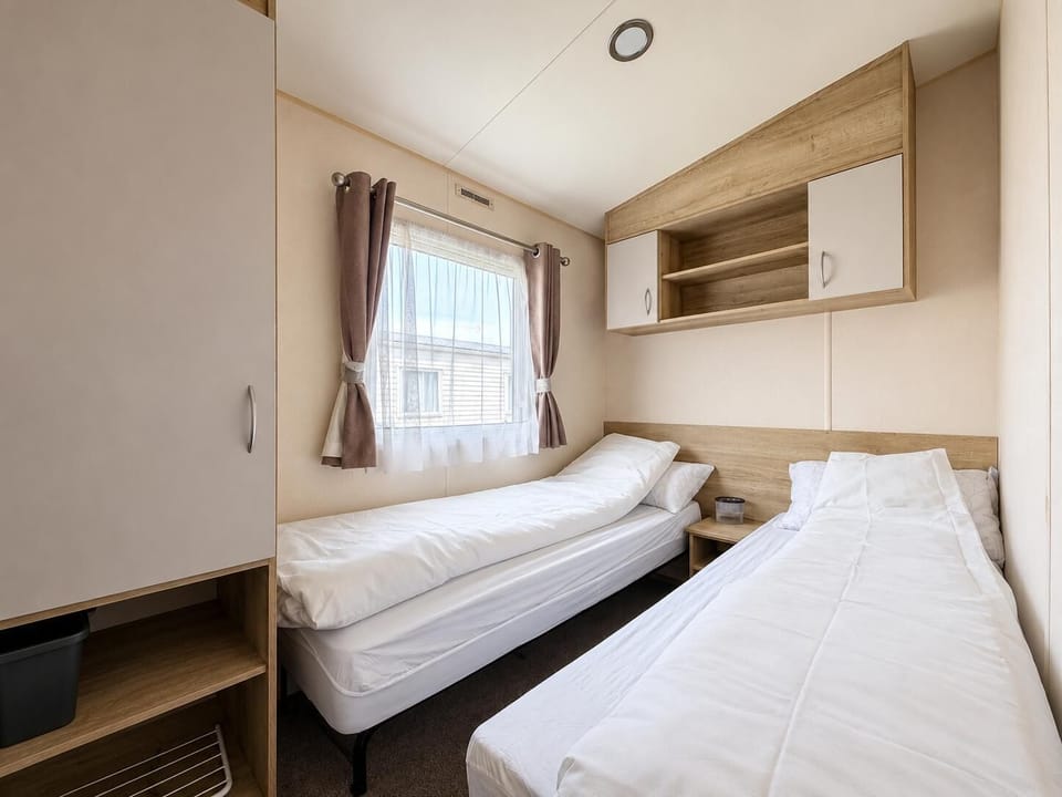 The twin room in this caravan is perfect for the kids. Lets them unpack and make this room their own. They will love having their own space to head to after a busy day. You will sleep well knowing they are tucked up next door.