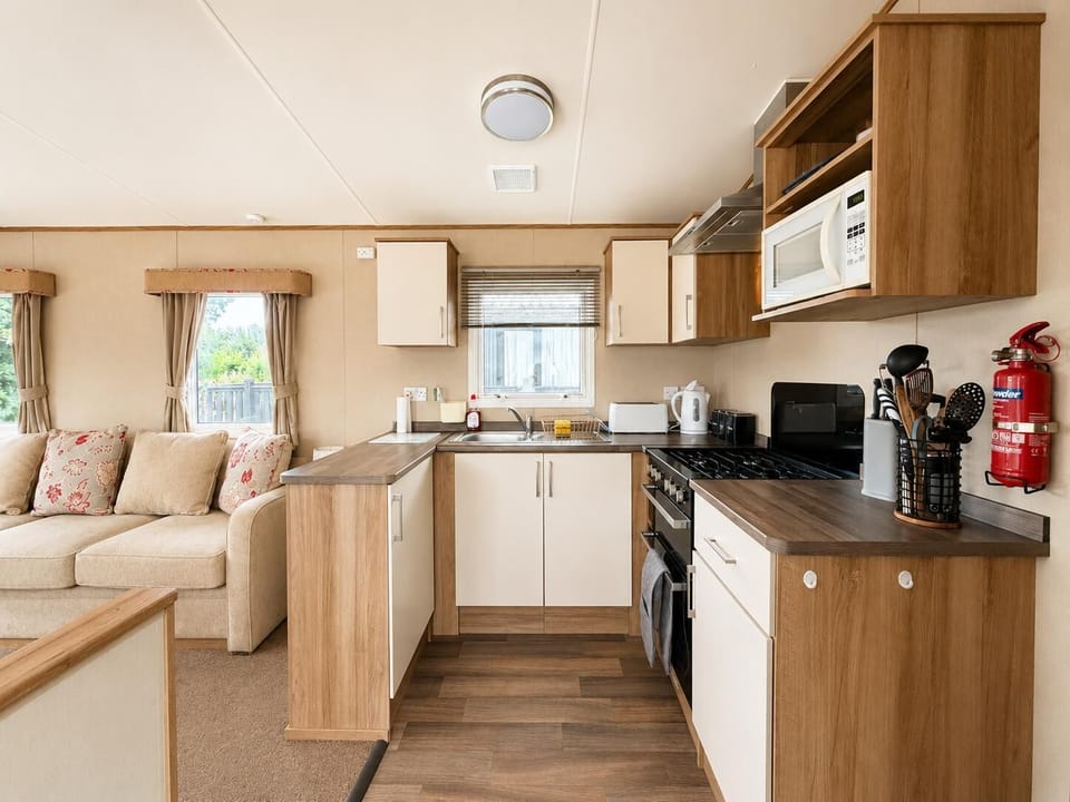 The open plan kitchen, diner and lounge is perfect for staying with the whole family. You can keep up with the chat of the day whilst popping the kettle on for a brew in Yorkshire.