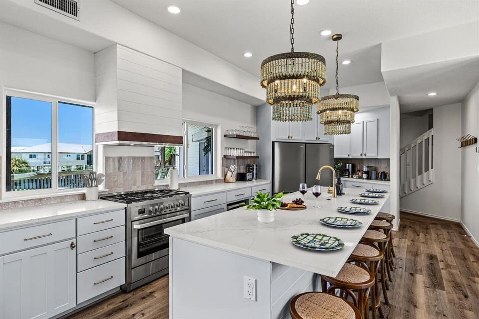 Double fridges, an island that seats 6, an ice maker, crock pot, toaster for 4 and a gas range with 6 burners - well stocked kitchen ready for you. 