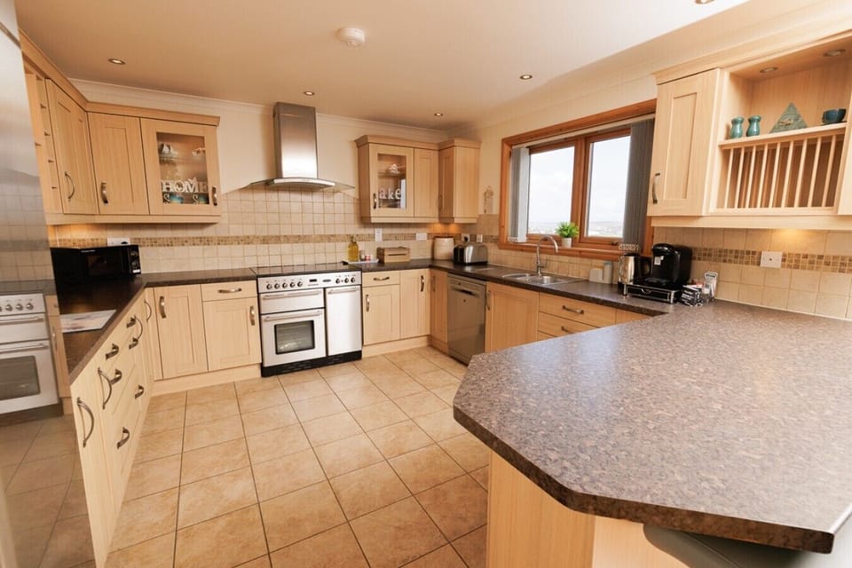 Fully equipped kitchen with breakfast bar