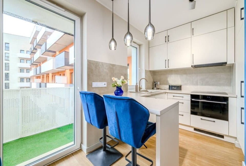 Bright Studio with Balcony Access | Book Now with RENTUJEMY.COM
