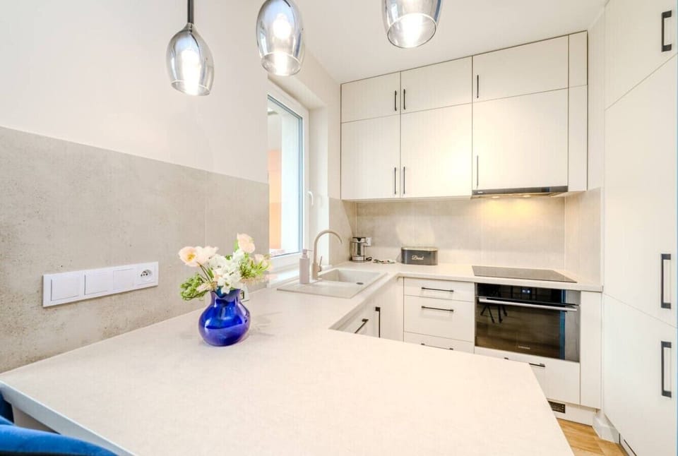 Bright Studio with Balcony Access | Book Now with RENTUJEMY.COM