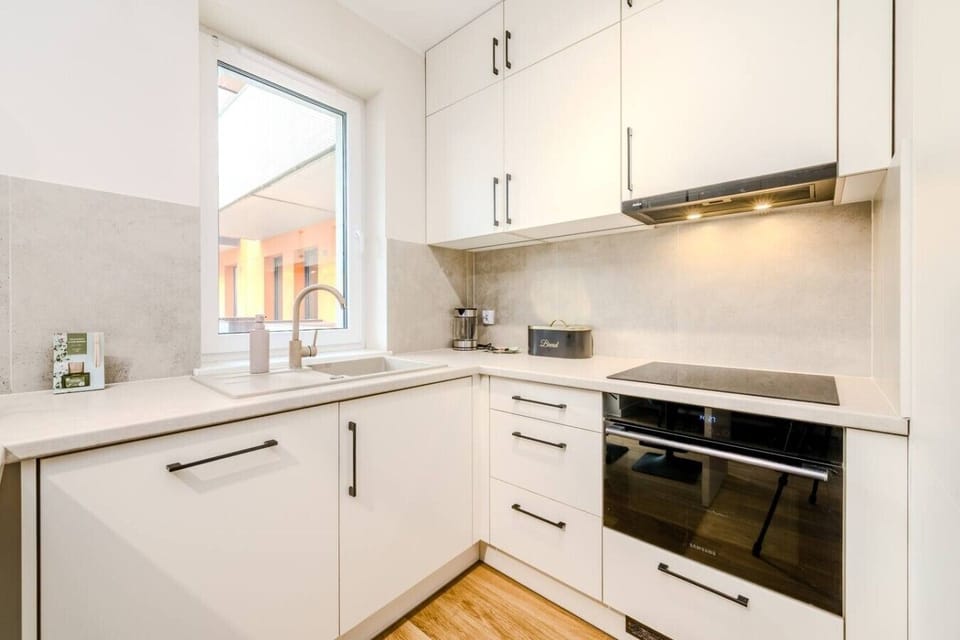 Bright Studio with Balcony Access | Book Now with RENTUJEMY.COM