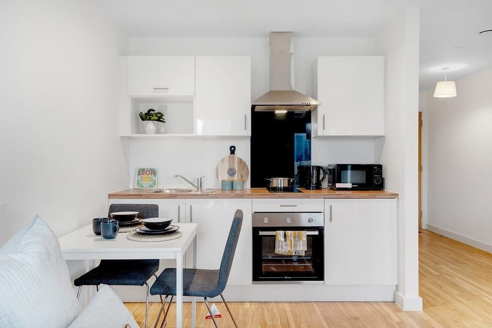 The studio apartment features a fully equipped kitchen within the open-plan living and sleeping space. Complete with an oven, fridge, and full cookware set, it offers everything needed for easy self-catering.
