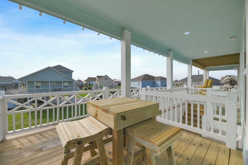 Outdoor Deck: Enjoy meals at the picnic table with scenic Gulf views!