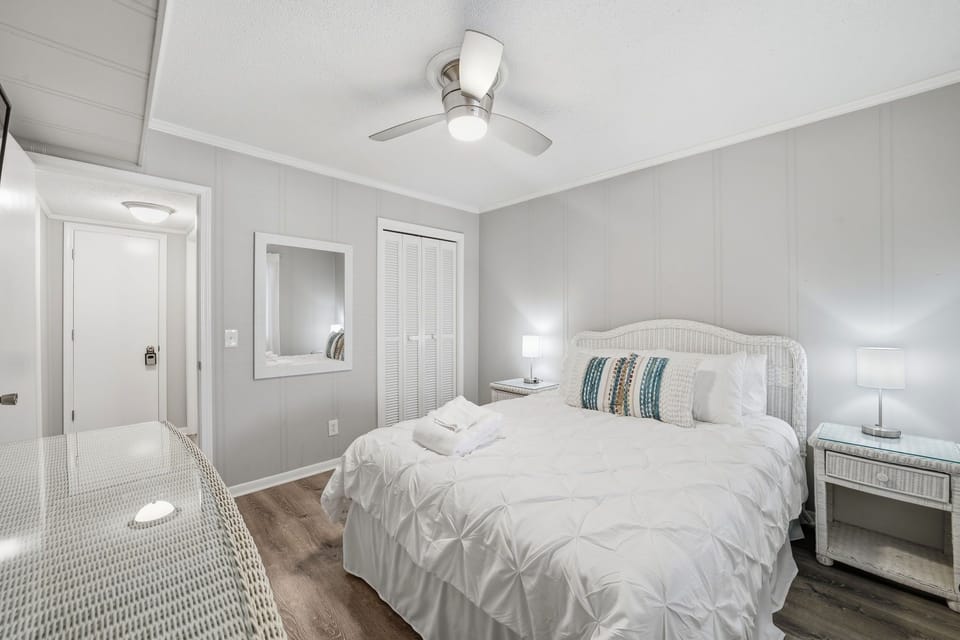 2nd bedroom with queen bed
