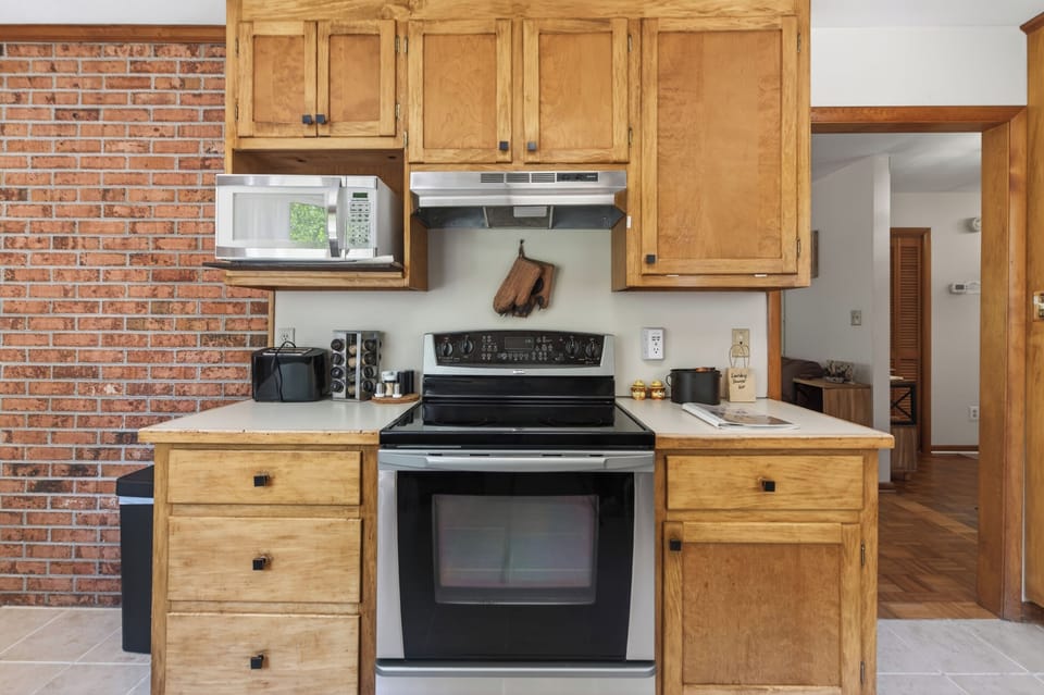 Kitchen: Modern appliances meet rustic charm in this inviting culinary space!