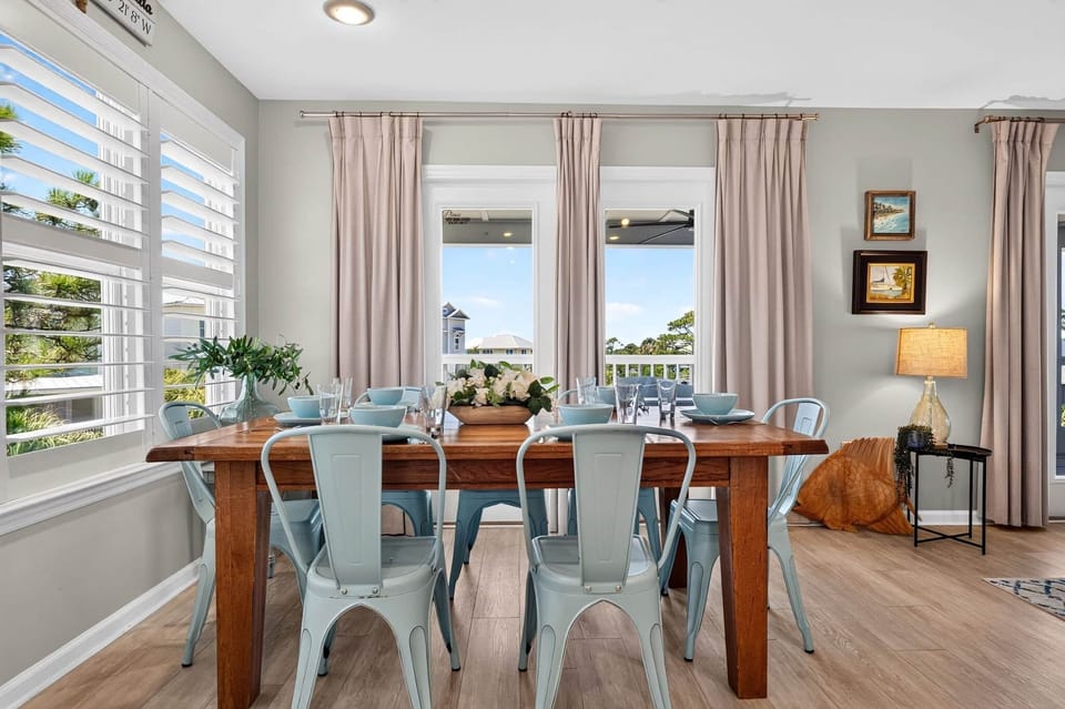 dining area off kitchen