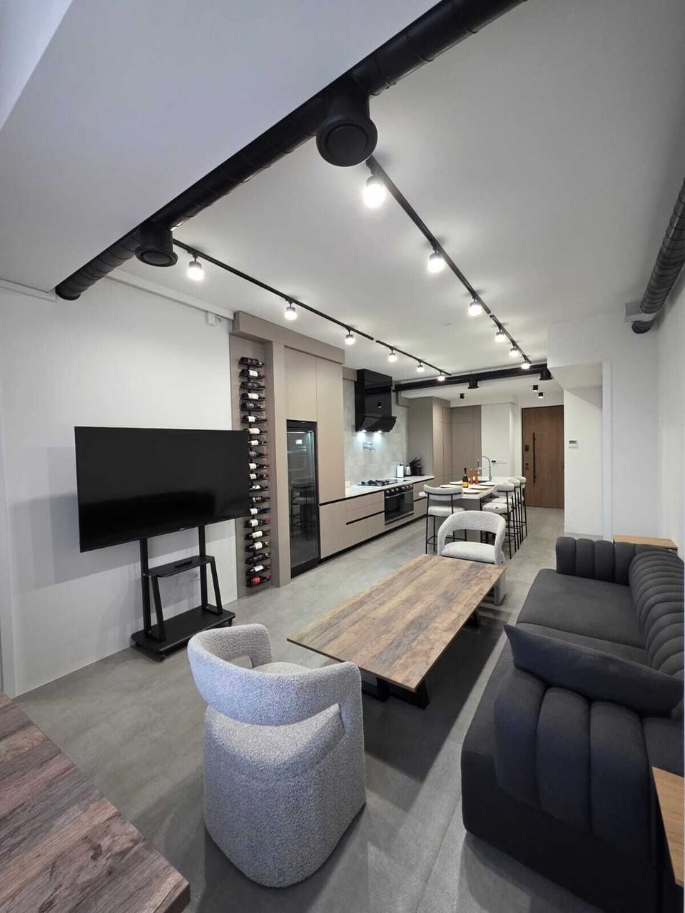 Spacious living room · Smart TV · wine rack · cooler · fresh air intake system