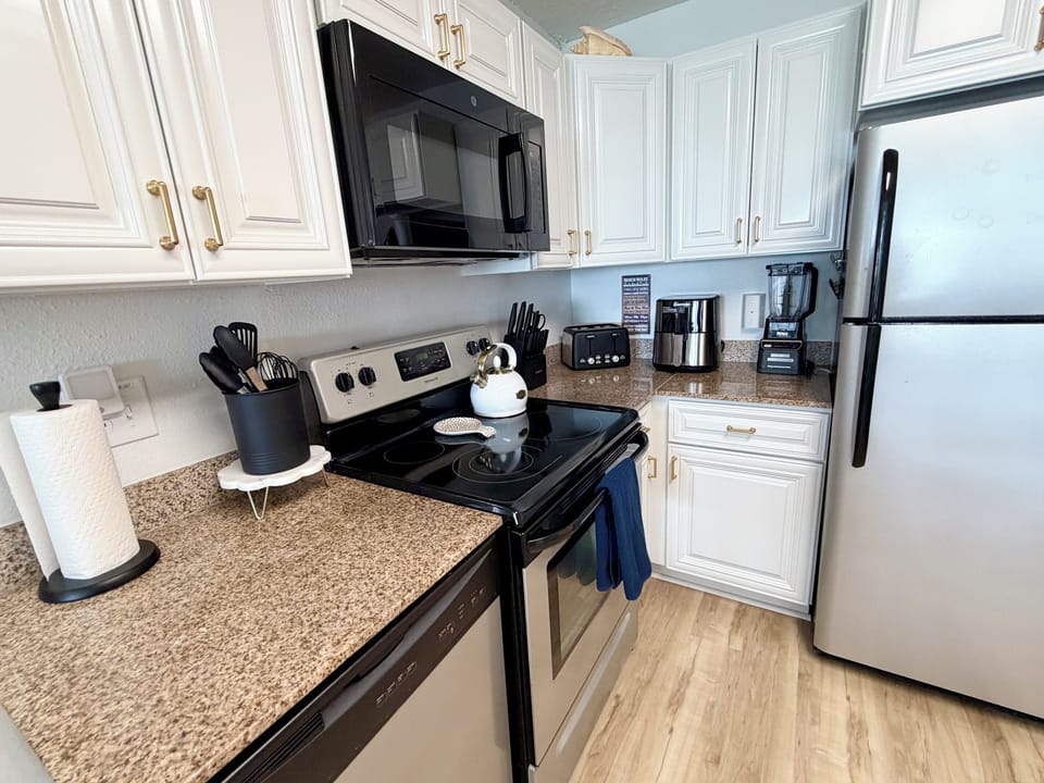 Fully stocked kitchen!