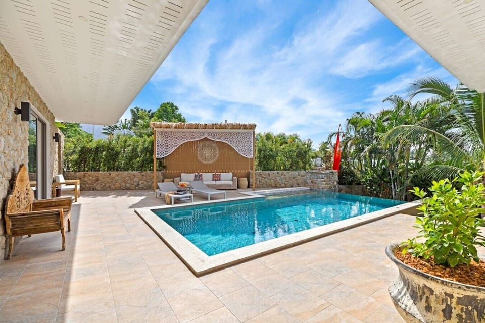 Private Pool with Balinese Stone Gate & Sun Loungers – Koh Samui Villa