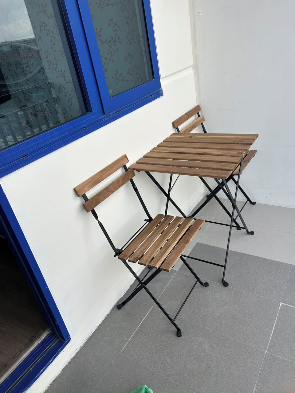 The balcony with the coffee table & chairs