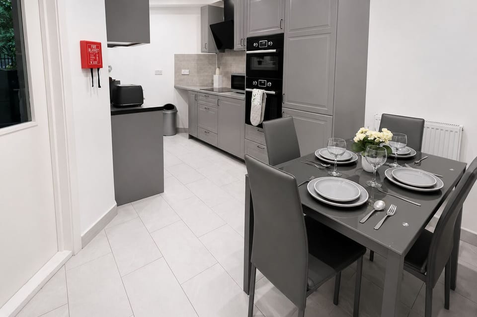 Dining & Kitchen area | Marylebone flat near Edgware Road & Paddington