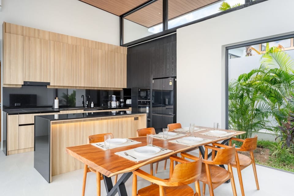 Gourmet Kitchen - Modern Appliances, Indoor Plants & Dining for 6