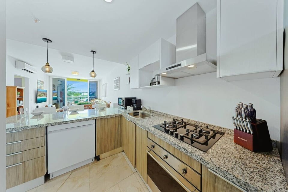Enjoy the convenience of a modern, fully equipped kitchen perfect for preparing breakfast before the beach or a relaxing dinner after a day of island adventures. Its open design and bright atmosphere create a welcoming space to start and end your day.