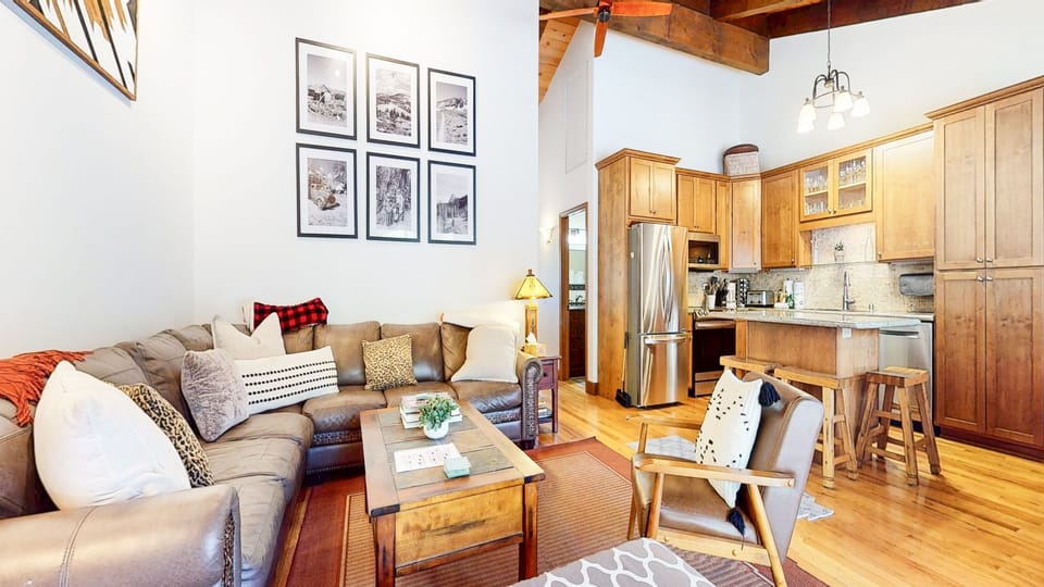 Home Decor, Indoors, Furniture, Living Room, Table