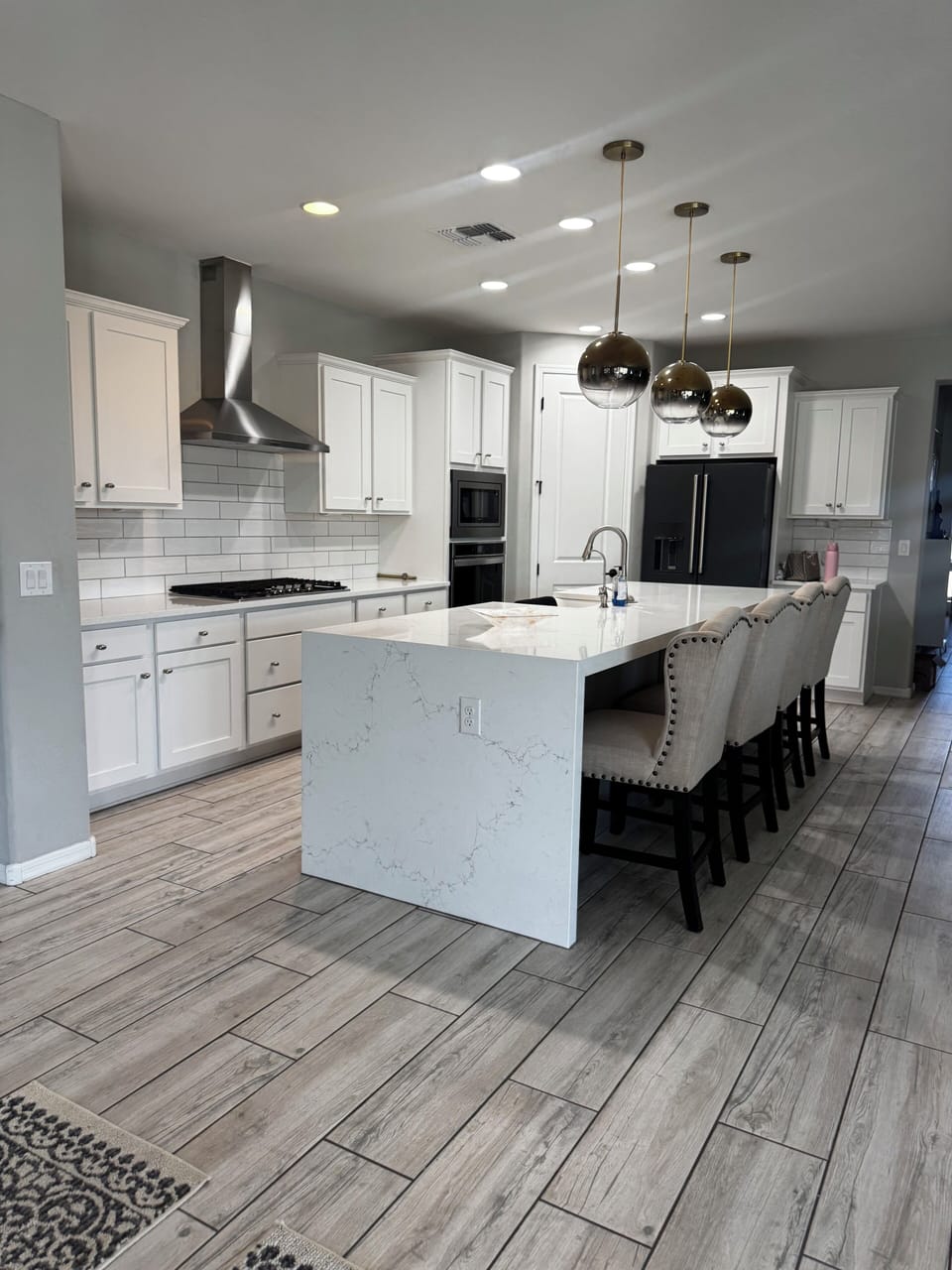 Spacious kitchen fully stocked with everything you need!