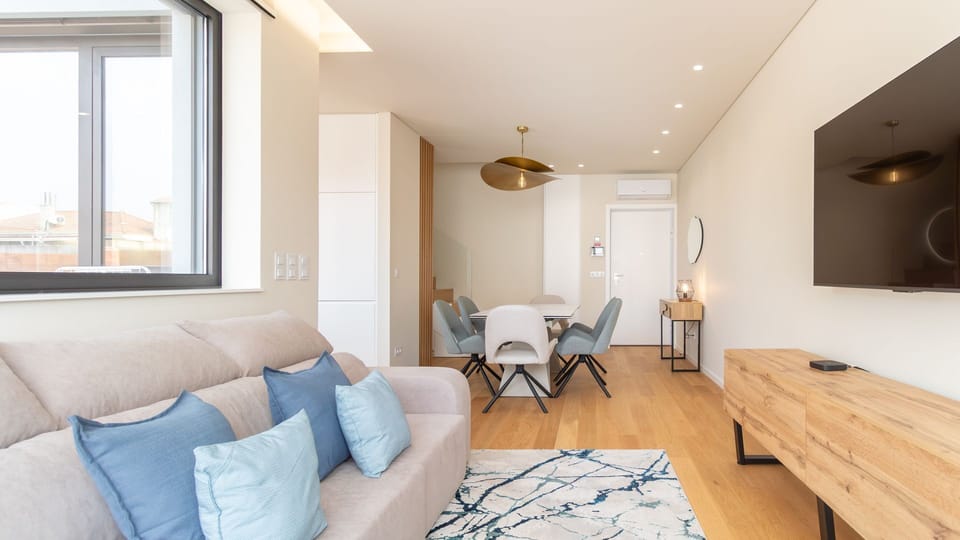 Bright, contemporary and effortlessly comfortable, this open-plan living area is the perfect setting for unwinding, dining and spending time together.
#ModernInteriors #OpenPlanLiving #DesignStay #StylishApartment #HomeAwayFromHome