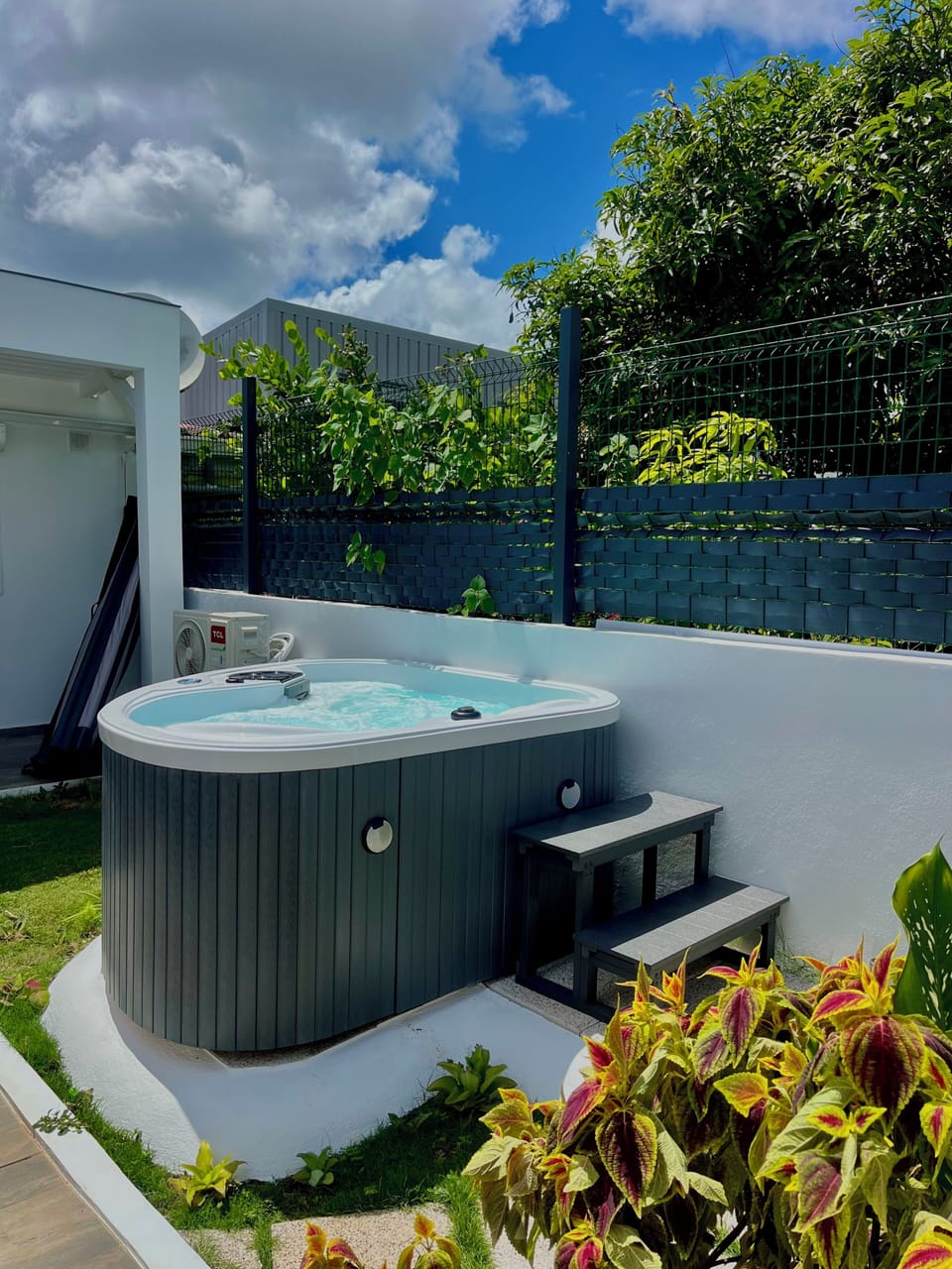 Outdoor spa tub