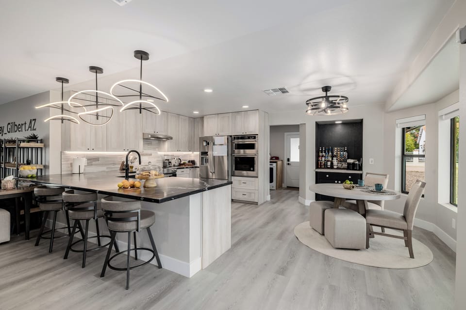 Main House
Laundry Entrance
Coffee Bar
Breakfast Nook
Kitchen
Island Seating
