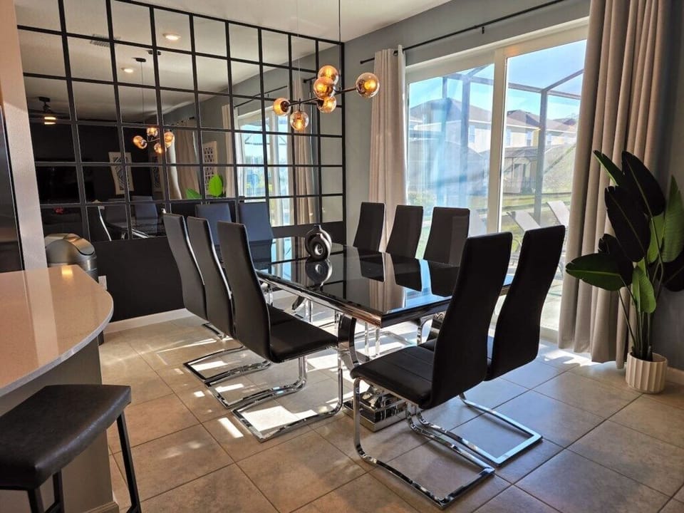 Dining area image 1