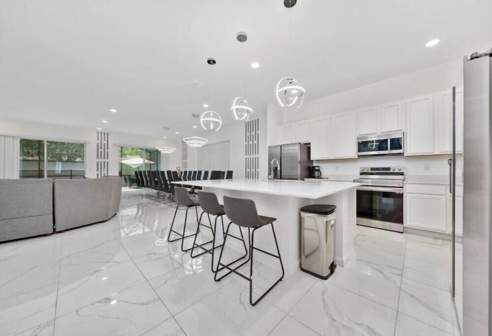 Full kitchen image 2