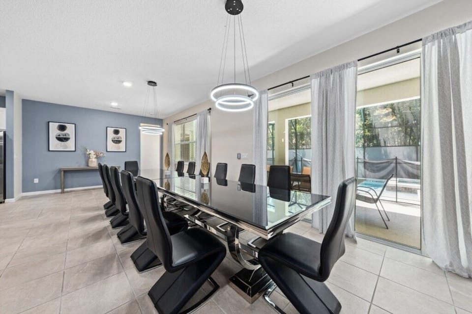 Dining area image 1