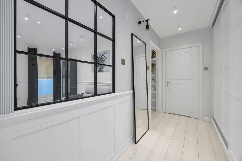 Modern Entrance Hall with Full-Length Mirror, Built-In Wardrobe & Stylish Glass Partition | Book Now with RENTUJEMY.COM