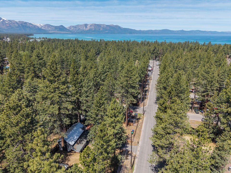 You cannot beat this location. Leave the car parked—you are just a 10-minute stroll to the crystal-clear shores of Lake Tahoe, and only a 5-minute walk to the Heavenly Gondola, restaurants, and downtown entertainment.