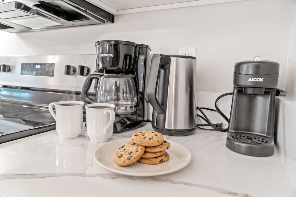 Coffee Maker, Hot Water Pot, K-cup Brewer, Blender.